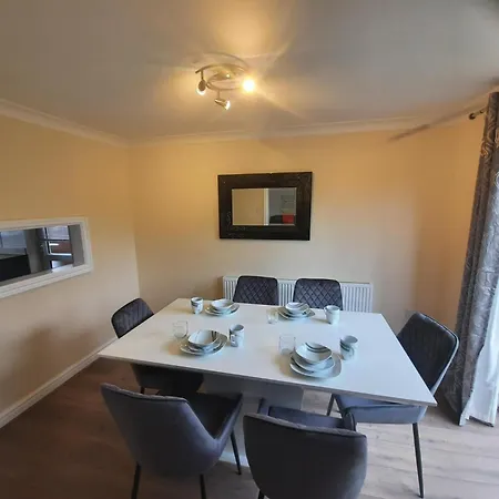 Cozy 4-bed House In Walmley *